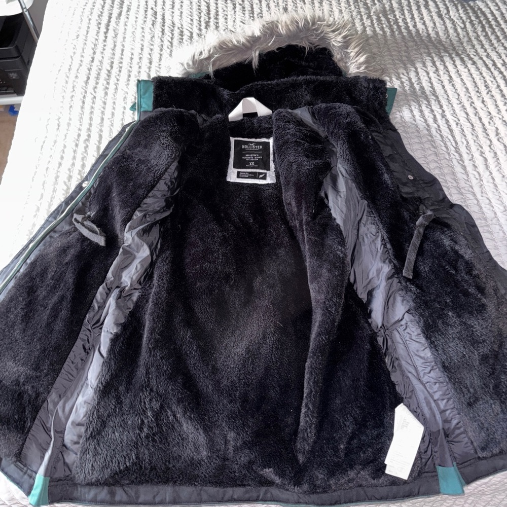 Hollister Women's Green Down Coat with Faux Fur Hood - Picture 3 of 11